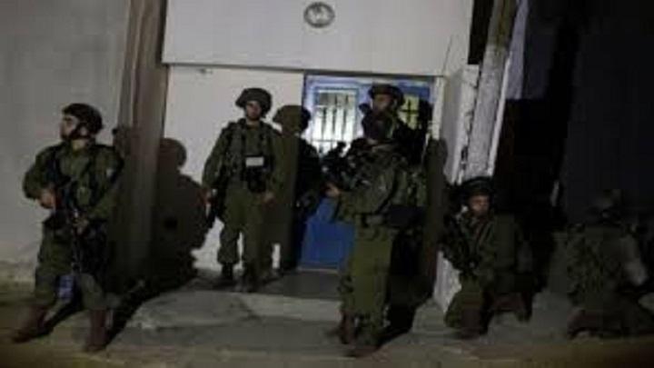 الاحتلال يقتحم منزل محافظ القدس ويعتدي عليه ويعتقل 3 من أقاربه