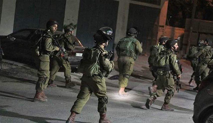 الاحتلال يعتقل 17 فلسطينيًا من الضفة والقدس