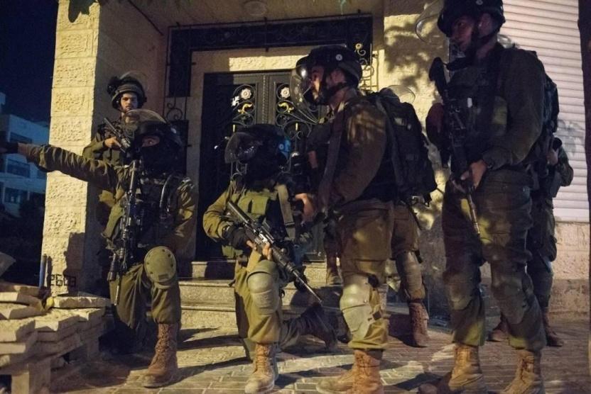 الاحتلال يعتقل 14 فلسطينيا من الضفة والقدس