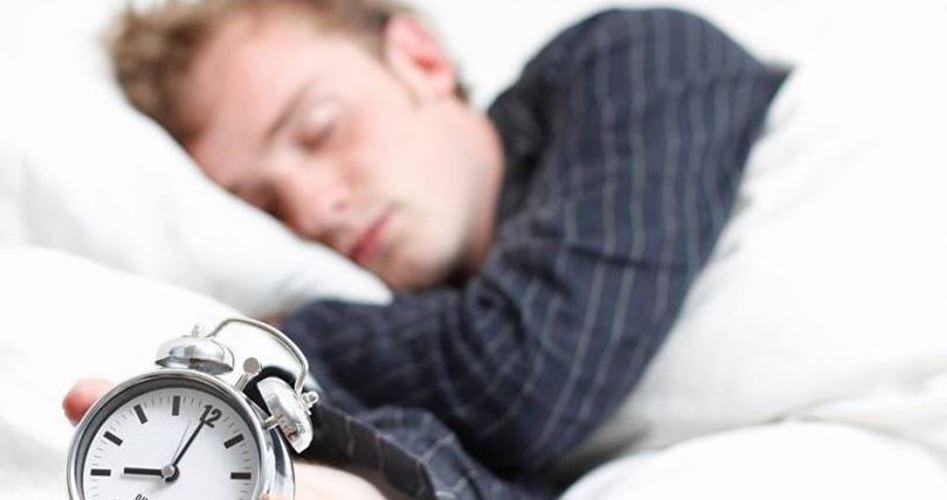 علماء يكشفون عن عدد ساعات النوم المثالية لصحة الدماغ