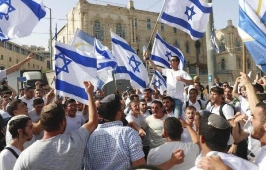 قناة عبرية تكشف فحوى رد إسرائيل على حماس عبر الوسطاء بشأن مسيرة الأعلام