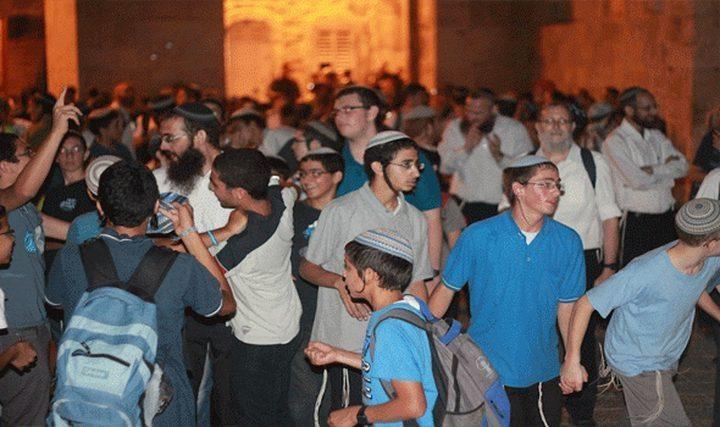 القدس: مستوطنون ينظمون مسيرة استفزازية في طريق الواد ويقتحمون منطقة باب الأسباط