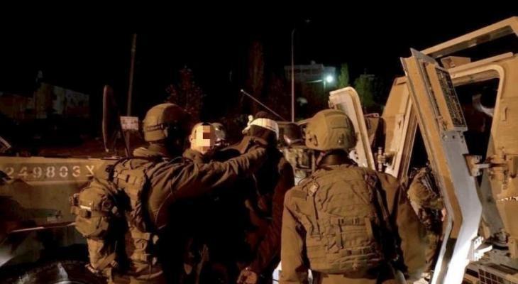 الاحتلال يعتقل 12 فلسطينيا من الضفة