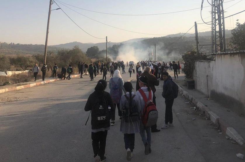 اصابات بالاختناق بعد اطلاق الاحتلال قنابل الغاز باتجاه مدرسة في قرية برقة