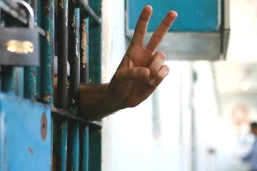 30 أسيرا يواصلون إضرابهم عن الطعام رفضا لاعتقالهم الإداري