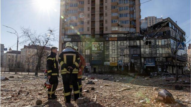 قتلى بانفجارات ضخمة في كييف.. والقصف طال جوار مكتب زيلينسكي