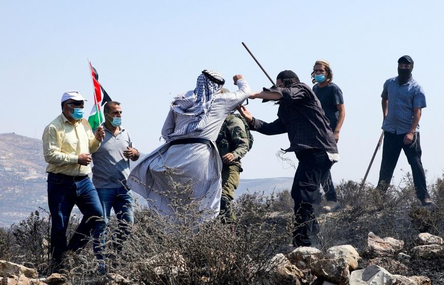 هآرتس: أكثر من 100 اعتداء من قبل المستوطنين على الفلسطينيين في 10 أيام