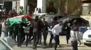 جنود الاحتلال يهاجمون موكبا جنائزيا على مدخل بلدة بيت أمر