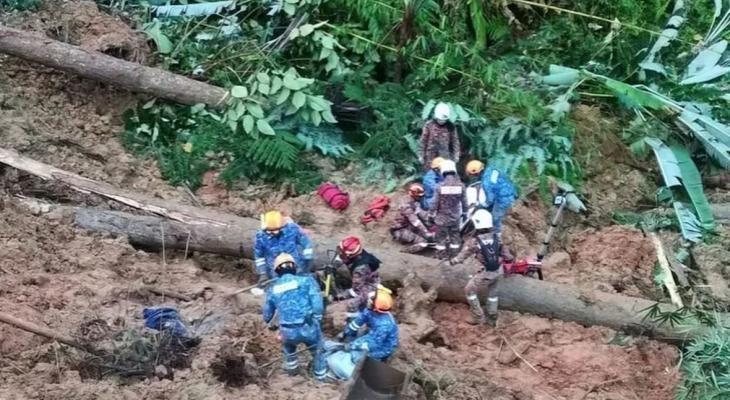 وفاة 8 أشخاص في انهيار أرضي بماليزيا