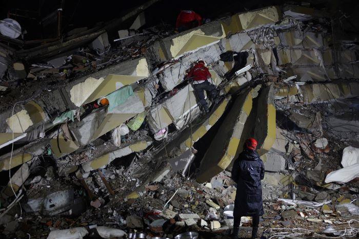 العدد مرشح للارتفاع: حصيلة الزلزال في تركيا وسوريا تتجاوز الخمسة آلاف قتيل