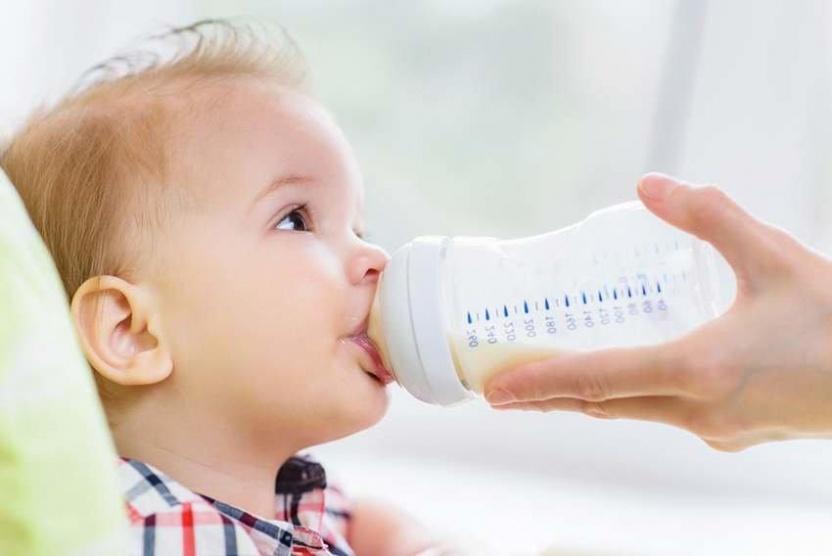 لماذا يستفرغ الرضيع الحليب الصناعي؟