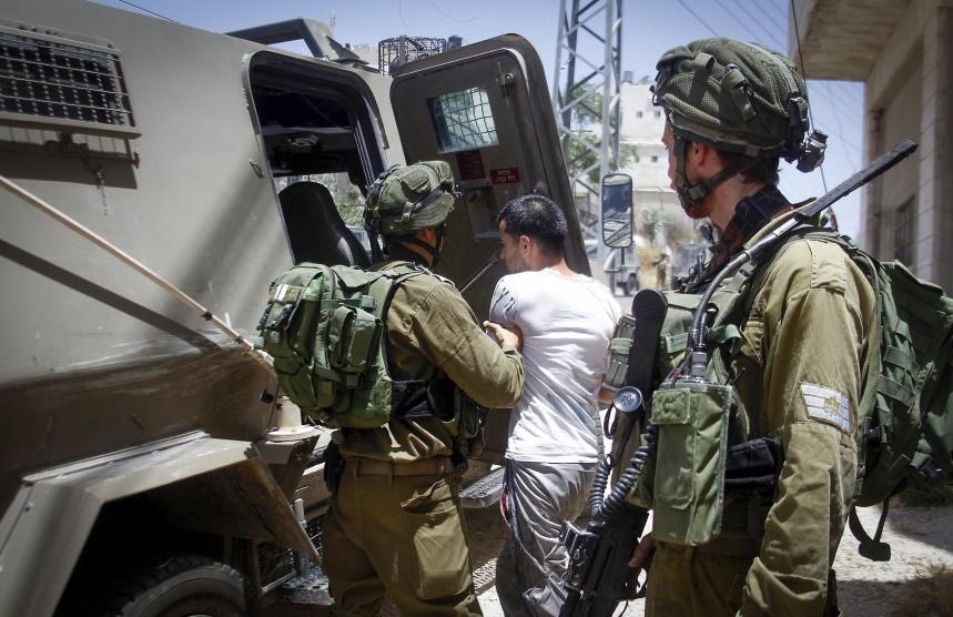 الاحتلال يعتقل فلسطينيًّا قرب حاجز عسكري بطولكرم