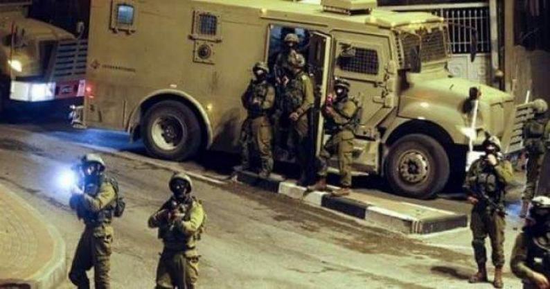الاحتلال يصيب مواطنا ويعتقل آخر خلال اقتحام نابلس 