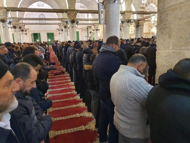 الآلاف يؤدون صلاة الفجر بالمسجد الأقصى المبارك
