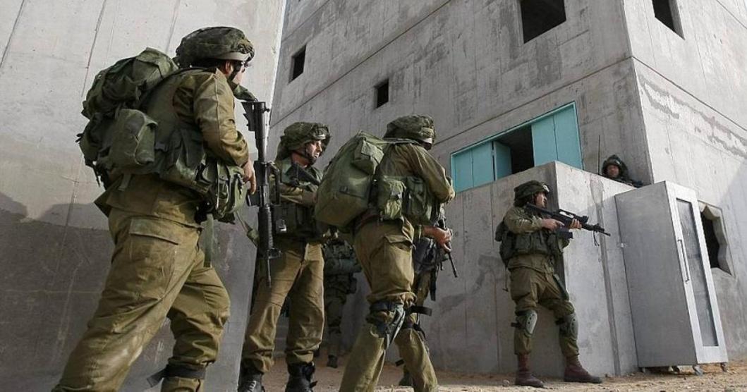الاحتلال يداهم عدة منازل في زعترة شرق بيت لحم