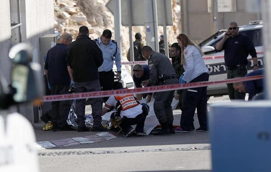الاحتلال يصيب فلسطينيًّا بدعوى تنفيذه عملية طعن بالخليل