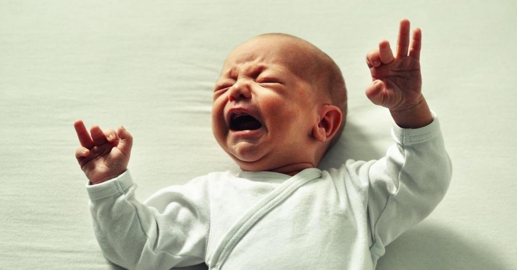أسباب طريفة وغريبة لبكاء الرضيع