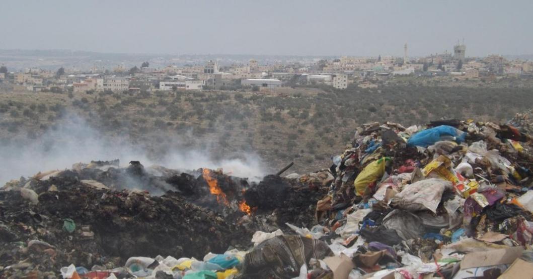 الاحتلال يمنع مركبات النفايات من مغادرة الخليل