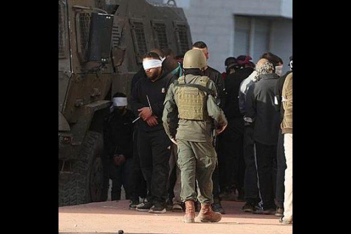 الاحتلال يعتقل نحو 20 عاملا من غزة خلال اقتحامه لبلدة إذنا