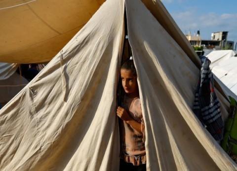 ..إسرائيل تجلب عشرة آلاف خيمة إلى المنطقة خارج رفح