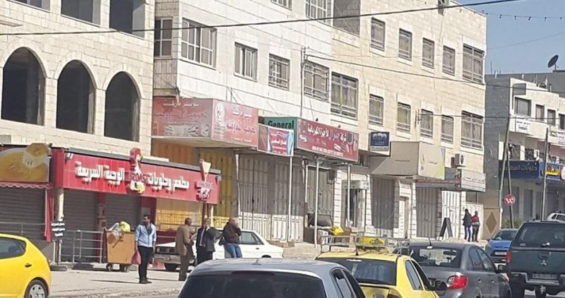 إغلاق محلات تجارية بعد رشق مستوطنين بالحجارة جنوب نابلس