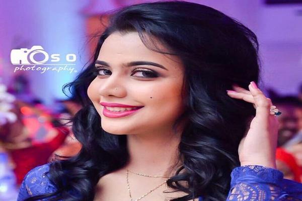 صور رجل أعمال يعرض أموالا طائلة على الإعلامية لوشي مقابل الزواج منها