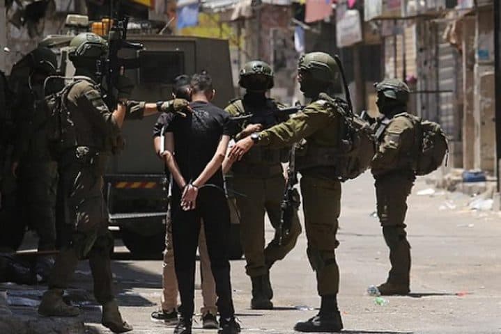 الاحتلال يعتقل مواطنين واثنين من المتضامنين عقب اعتداء للمستعمرين واحتجاز عدد من المعلمين في مسافر يطا