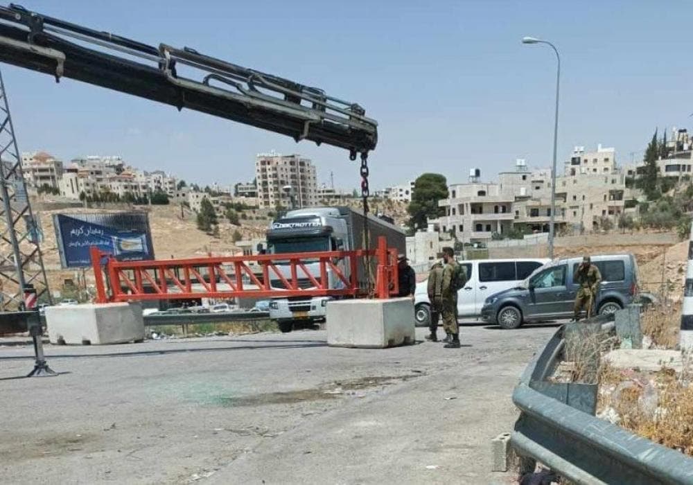 الاحتلال يغلق البوابة الحديدية قرب مخيم الجلزون وحاجز عطارة