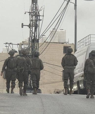 الاحتلال يفتش منزلا ويدمر محتوياته في مدينة الخليل