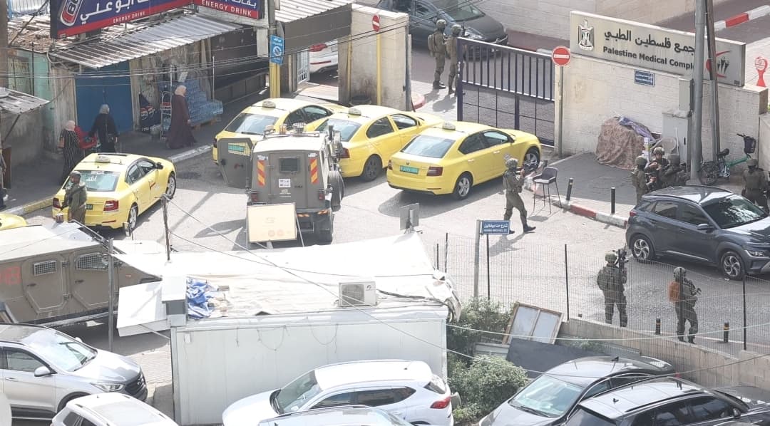 الاحتلال يقتحم ساحة مجمع فلسطين الطبي وينشر قناصته ويطلق قنابل الغاز في محيط التشريعي ويستهدف الصحفيين