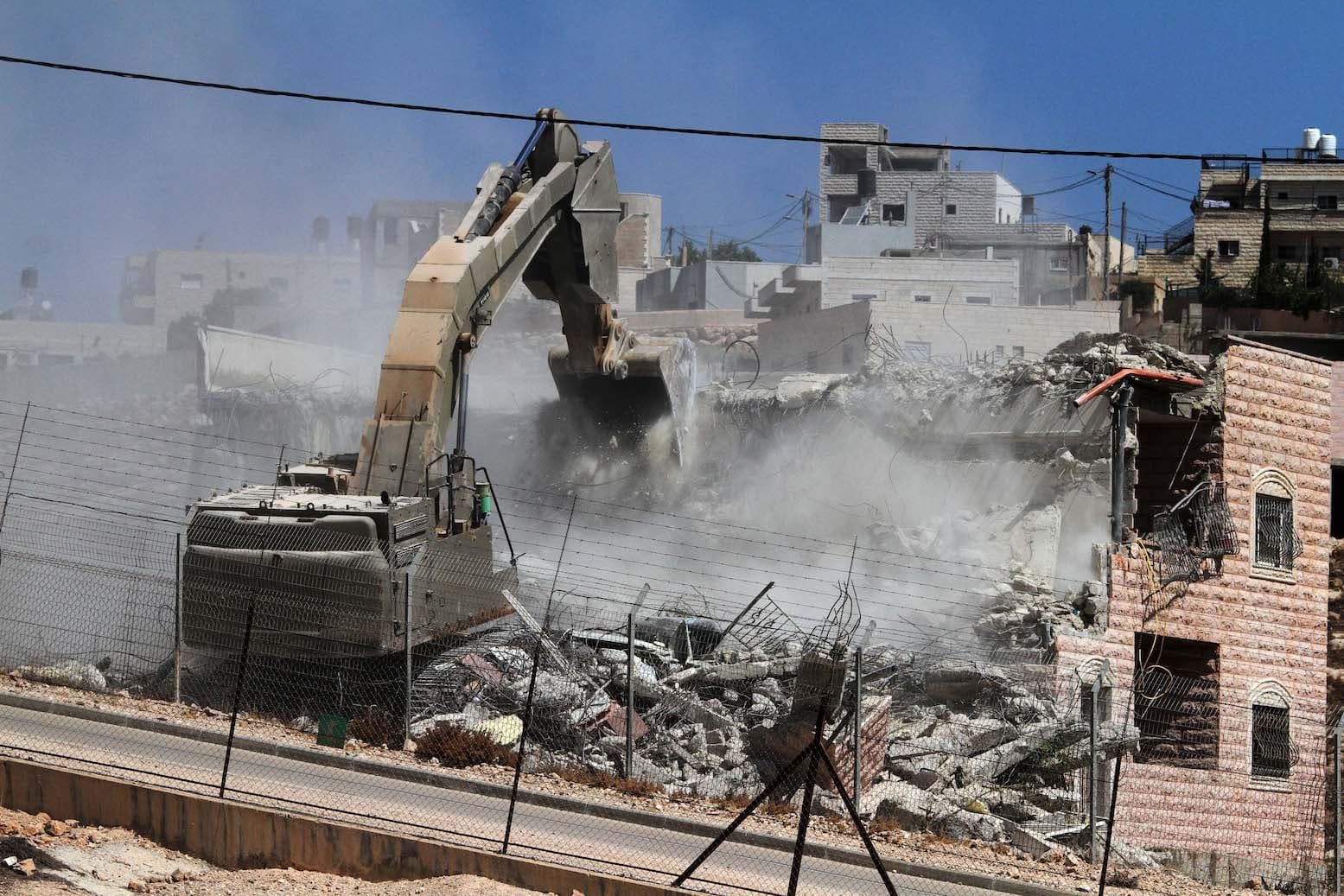 الاحتلال يهدم منزلا في الرام شمال القدس المحتلة