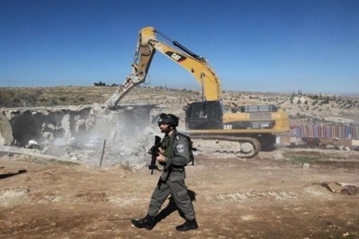 الاحتلال يهدم 7 شقق سكنية في محيط مخيم قلنديا شمال القدس