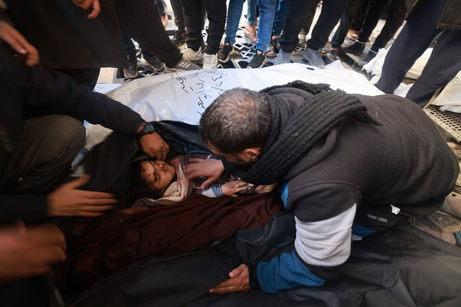 شهيدان ومصابون في غارة للاحتلال استهدفت مركبة وسط قطاع غزة