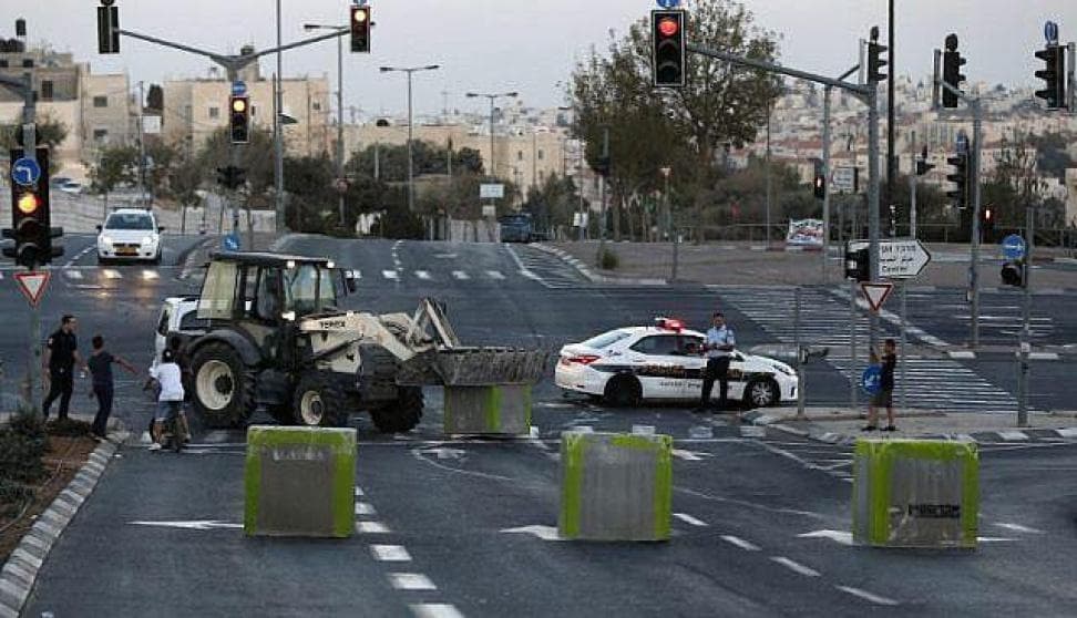 لتأمين حركة المستعمرين: أزمة مرورية خانقة في مدينة القدس بسبب إغلاقات الاحتلال