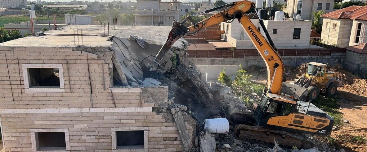 الاحتلال يهدم عمارة سكنية في حي البستان ببلدة سلوان جنوب المسجد الأقصى