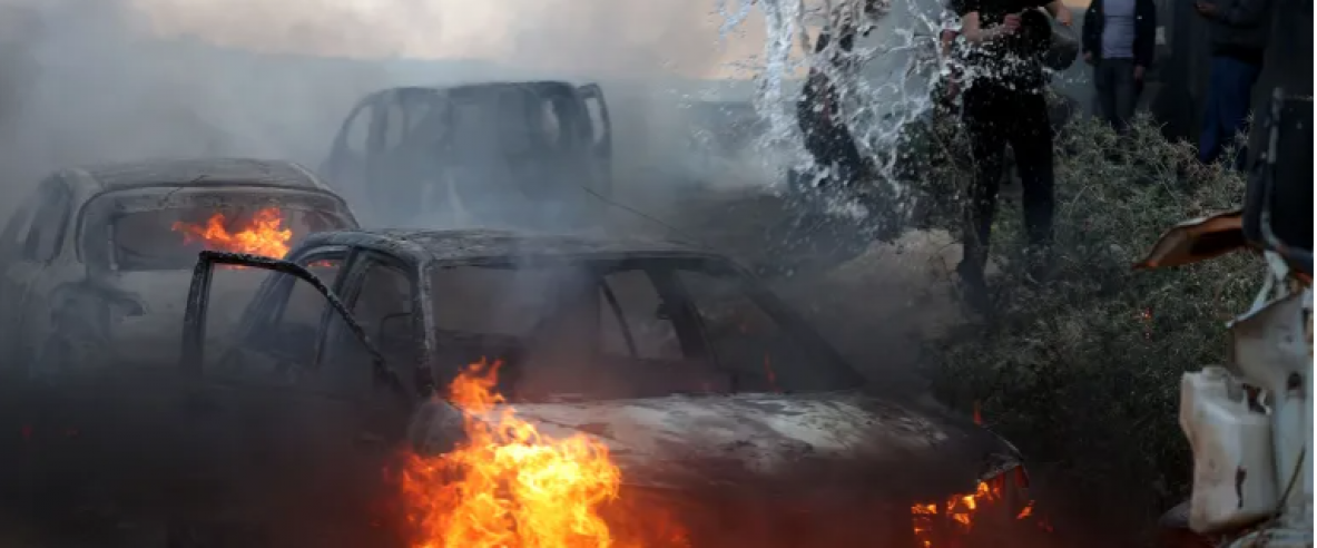 موجة إرهاب استيطاني في رام الله: إحراق مركبات في المغير ودير دبوان تحت حماية الجيش