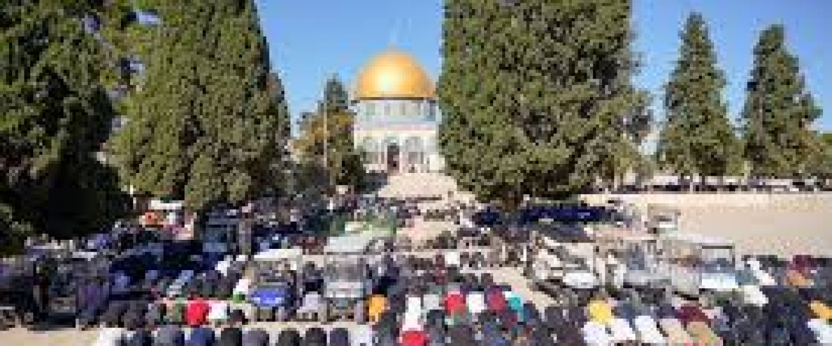 عشرات آلاف المصلين يؤدون صلاة الجمعة في الأقصى