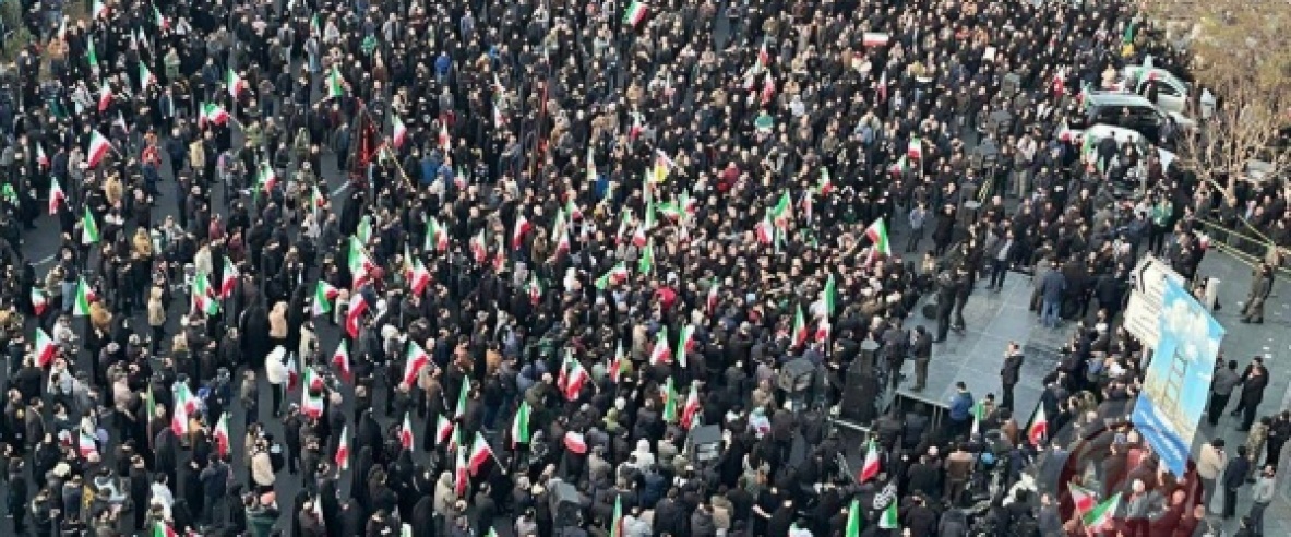 الرئيس الإيراني يتوعّد بالانتقام والآلاف يحتشدون مطالبين بالثأر لخامنئي