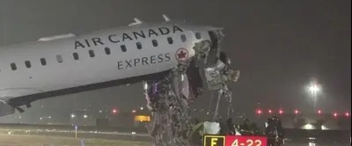 حادث غير عادي على مدرج مطار نيويورك: اصطدام طائرة بشاحنة إطفاء