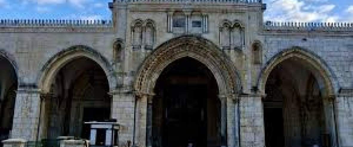 الاحتلال يواصل إغلاق المسجد الأقصى وكنيسة القيامة لليوم الـ37