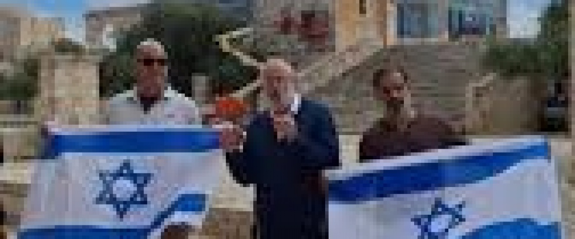 مستوطنون يقتحمون الأقصى ويرفعون علم الاحتلال في باحاته