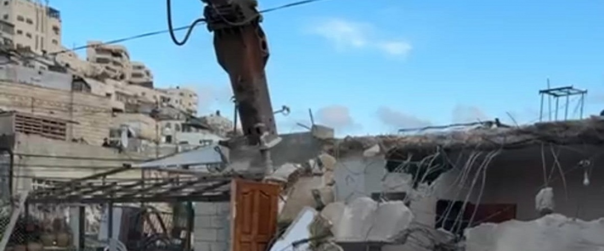 الاحتلال يجبر مواطنا على هدم غرفة سكنية في سلوان