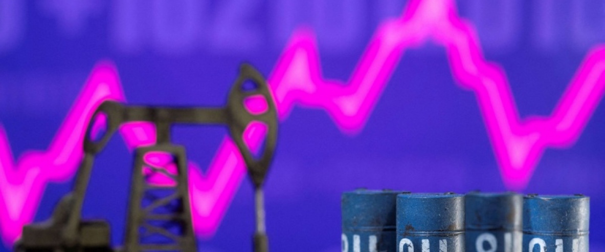 النفط يتراجع لأدنى مستوياته في أكثر من أسبوع