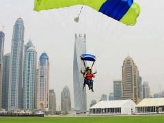 بالصور : د باسم يوسف يقفز من الطائرة