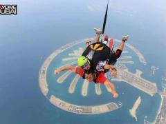 بالصور : د باسم يوسف يقفز من الطائرة