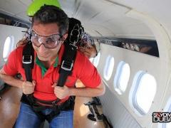 بالصور : د باسم يوسف يقفز من الطائرة