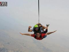 بالصور : د باسم يوسف يقفز من الطائرة