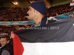 بالصور - السرسك يرفع العلم الفلسطيني في مباراة 'برشلونة' و'سان جيرمان'