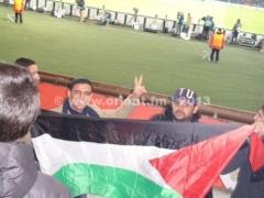 بالصور - السرسك يرفع العلم الفلسطيني في مباراة 'برشلونة' و'سان جيرمان'