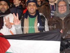 بالصور - السرسك يرفع العلم الفلسطيني في مباراة 'برشلونة' و'سان جيرمان'